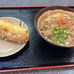 植田うどん - 肉うどんと天ぷら