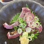 マルカツ - カツオのタタキ　新鮮！この日はポン酢で。