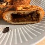 Bakery ALToco - カレーパン　中のカレーも美味しくてパンも脂っこくなくて美味い！トースターで軽く温め直して尚美味しかった！！軽くて朝食にもいけました！左手前はドゥーブルショコラのチョコブロック笑