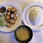 LOLA GRILL & RESTAURANT - 料理写真:レチョン・カワリ＆ライス