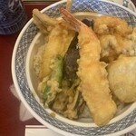 天寿ゞ - 天丼特上　2,530円　税込 海老一本、海老かき揚げ、魚二品、野菜二品