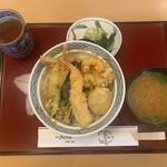 天寿ゞ - 天丼特上　2,530円　税込 海老一本、海老かき揚げ、魚二品、野菜二品