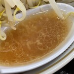 ラーメン もっけだの - 『朝食セット(ラーメン)+あぶら飯』の『ハーフラーメンニンニク野菜マシマシ』のスープ