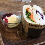 Cafe ブランラパン - 左はヨーグルト　右はサラダチキンサンド