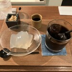 ゼンカフェ - ずいぶん立派だなと思えば、バカラのタンブラー