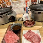 焼肉ホルモン 肉小屋 - 