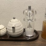 とんかつ とん米 - 卓上（2023年8月12日撮影）