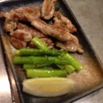 広島お好み焼 くるみ - とりせせりとアスパラ。