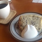 KTホール GALLERY Burari Cafe - ランチのセットのミニケーキとコーヒー