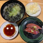 すし食いねぇ！ - 生かつお ￥330（税込）+磯のり汁　￥330（税込）