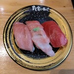 すし食いねぇ！ - 本まぐろづくし（3貫） ￥990（税込）