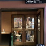 クラフトマン 横浜 - 店内入ってすぐの樽がごちゃごちゃ置いてある席に通された。