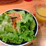 山本のハンバーグ - サラダとフルーツ野菜ジュース