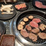 Yakiniku Tabehoudai Kangeki Dondon - 