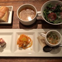 バル デ エスパーニャ ムイ 東京店 - ▪️前菜盛り合わせ
                    ・ベーコンとチーズとドライマンゴーのピンチョス
                    ・エンサラダ・デ・サナオリア（キャロット・ラペ）
                    ・トマトのガスパチョ