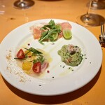 Trattoria Tanta Bocca - 冷前菜3種の盛り合わせ
                        ・プロシュートのシャインマスカット添え
                        ・ずわい蟹、フルーツトマト、アボカドのタルタル
                        ・真鯛のカルパッチョ からすみパウダー添え