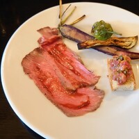 LOVAT - コース:前菜3種（ローストビーフ、黒毛和牛のタルタル、旬野菜のグリル）