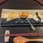 大和薬食処 ならやま茶館 - 左からじゃがいもとアボカドの巾着、ズッキーニの田楽、豆腐の奈良漬。