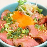 Udombashin - 但馬牛ローストビーフ丼　お肉が柔らかく赤身の旨味がありつつあっさり。