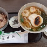 走井餅老舗 - お餅のお焦げ‼️が凄い✨　走井餅さんの名物『走井餅』もついてます‼️　因みにこのお餅の形は刀を模してます。名水があり刀鍛冶が昔はあったそうです。今でも名刀が残っており髭切・膝丸
            
            が造られたそうです。