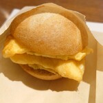 東京パニーノ アロマフレスカ - モーニングの、チーズたっぷり卵パン