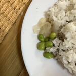 Kari Ando Waim Bisutoro Beppin Sha - 枝豆と玉ねぎのピクルス？