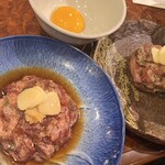 焼肉 スタミナ苑 - 薄切りニンニクカルビ(塩)
      薄切りニンニクカルビ(タレ)卵黄付き
