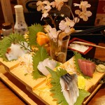 津軽の酒処　わたみ - 鮮魚の階段盛り もずく酢もついてます