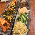 焼肉 スタミナ苑 - ナムル盛り合わせ
      キムチ盛り合わせ