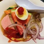 ハニャン - 盛岡冷麺。れんげが大きいのと、スイカをどのタイミングで食べれば良いのかわからない。