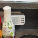 とんかつ&海鮮眞潮358 - カウンターにUSBポートあり