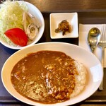 りゅうぎや - チキンカレー　大辛サラダと福神漬け