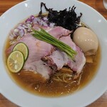 中華そば 西川 - 焼あごと伊吹いりこの冷やしそば！優しい煮干し出汁と肉の旨味、ネギやすだちの酸味、海苔の深みが麺との相性抜群！