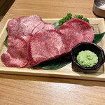 焼肉一心たん助 旦 - 最初のセット(厚切り特上タン、仙台牛タン、上タン塩・白、上タン塩・黒)