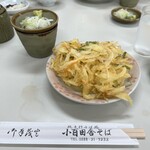 小百田舎そば - 天ぷらは揚げ置き。揚げたてが美味しいのは重々承知だが、近所のママさん達だけで切り盛りしてるお店なので、多少の事は目を瞑るのがお客の優しさ。