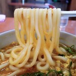 都そば - あんかけ玉子とじ 激辛肉カレーうどん　麺リフト