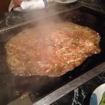 らい亭 - 桜エビもんじゃ。
      平たく焼くのが好きです。