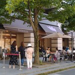 エチエンヌ - 外観　店前でイートインができる