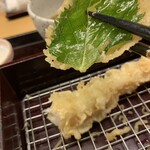 天ぷら やす田 - 紫蘇の葉、箸上げ