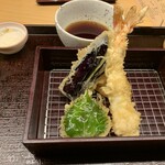 天ぷら やす田 - 海老天、紫蘇の葉、茄子、奥に玉ねぎ