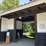 エヴァム・エヴァ・ヤマナシ・アジ - 重厚な門構え