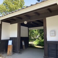 エヴァム・エヴァ・ヤマナシ・アジ - 重厚な門構え