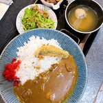 なんか喰ぃ亭 - 牛スジカレーセット(ご飯大盛ルー増し)
