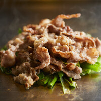 九条ネギとアゴ肉の鉄板焼