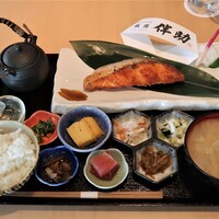 高級ブランド干物 銀座伴助 新宿タカシマヤ タイムズスクエア店 - トラウトサーモン干物御膳　2,780円