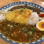 Spice Mash - 2種のあいがけ　和風出汁チキン・ブラウンマッシュキーマ