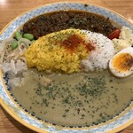 Spice Mash - 2種のあいがけ　ブラウンマッシュキーマ・シーフードグリーンカレー