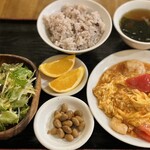 西遊記 - 週替わり定食A-小海老,トマト,卵のチリソース炒 ¥990-