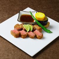 牛フィレ肉のカツレツ　特製タレ添え
