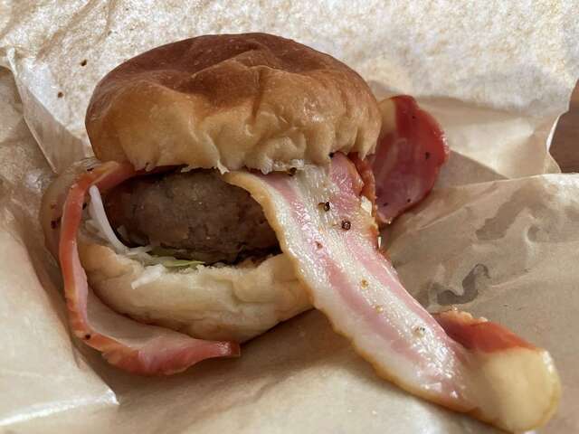 バーガー＆ポテト：肉々しい肉厚パティ—と存在感のあるベーコンの